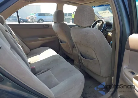 2004 Toyota Camry Le V6/Xle V6 z USA, uszkodzony, nr VIN 4T1BF32K74U073206